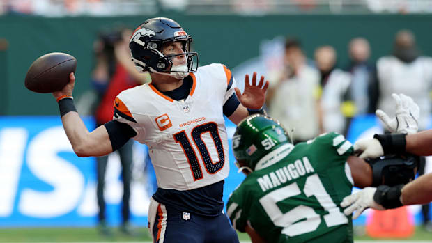 Bo Nix throws a pass against the Jets