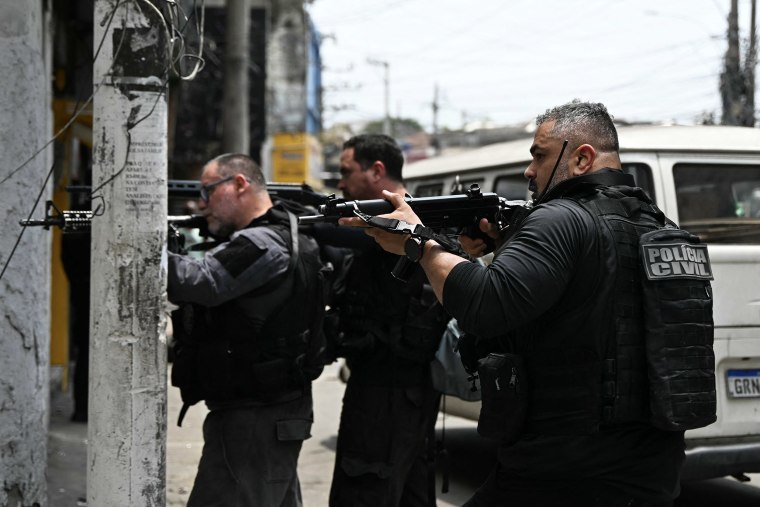 Image: BRAZIL-CRIME-DRUG-FAVELA-POLICE-OPERATION