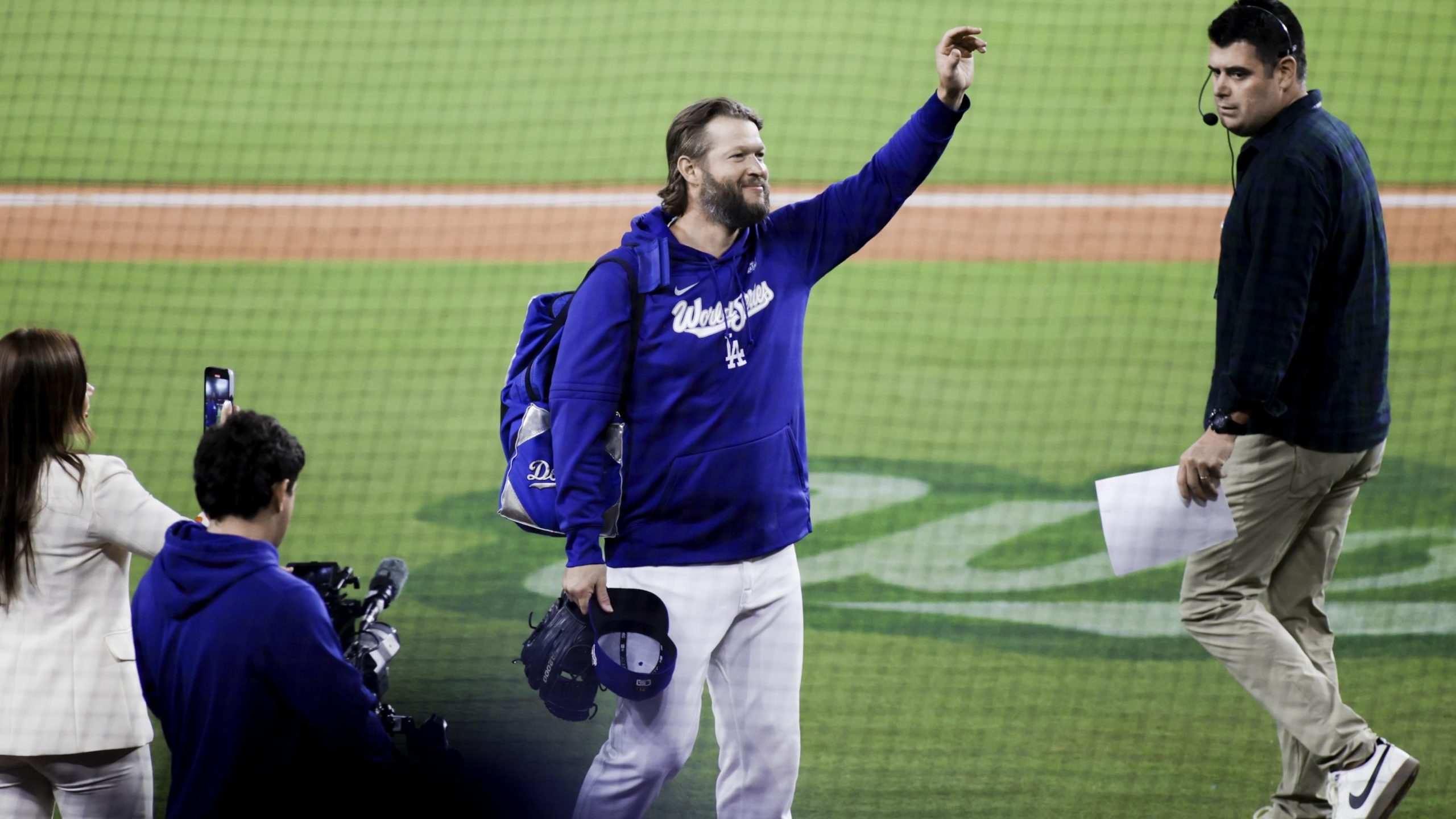  Clayton Kershaw Says Goodbye to Dodger Stadium After Final Home Game in World Series