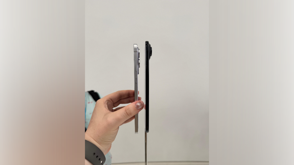 Right: iPhone 17 Air, left: Galaxy S25 Edge (Photo: Daniela Ginzburg)  מימין: אייפון 17 אייר, משמאל: גלקסי S25 אדג'