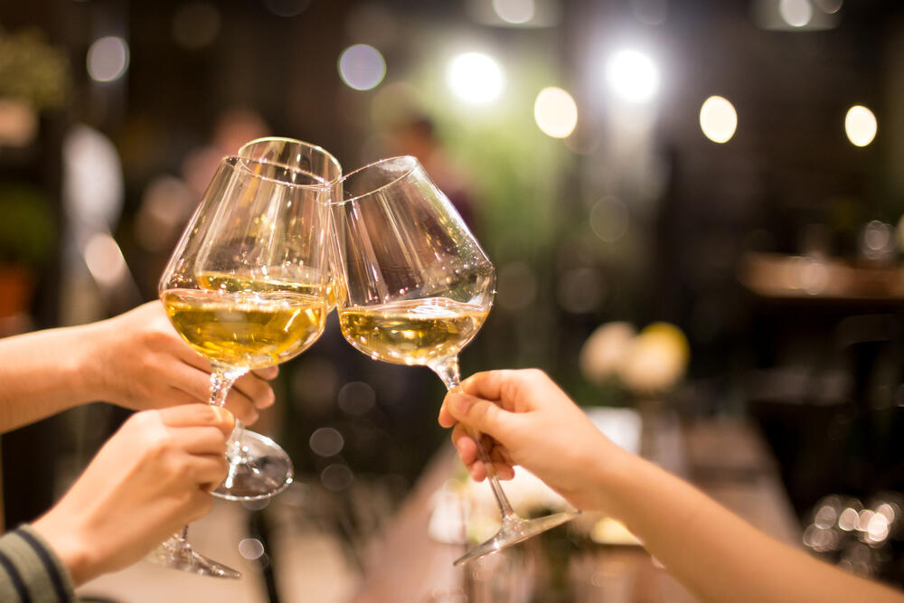The risk of dementia increased steadily as the amount of alcohol consumed increased (Photo: Shutterstock) שתיית אלכוהול כוסות כוס יין