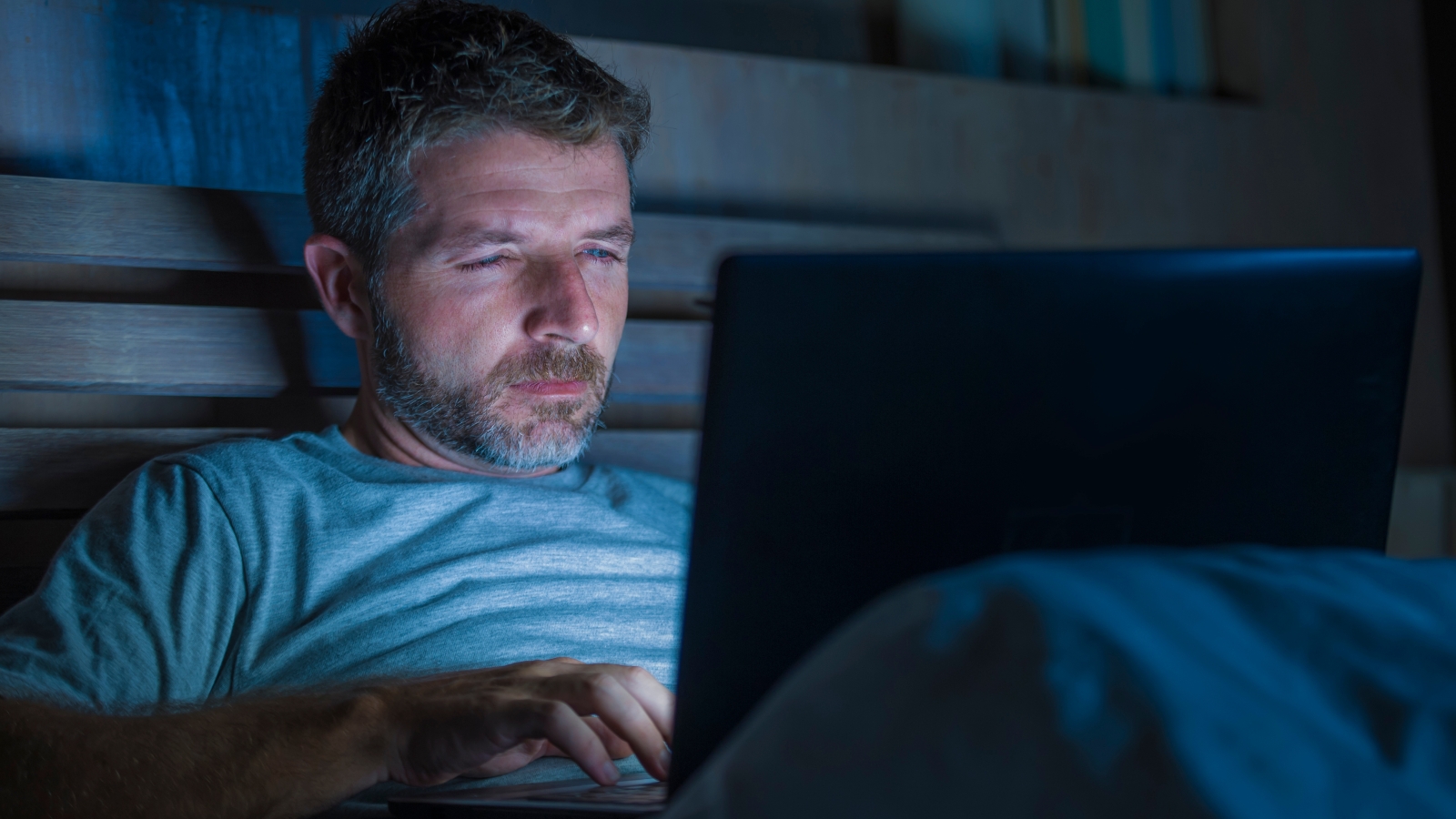how to turn on dark mode automatically in windows 10