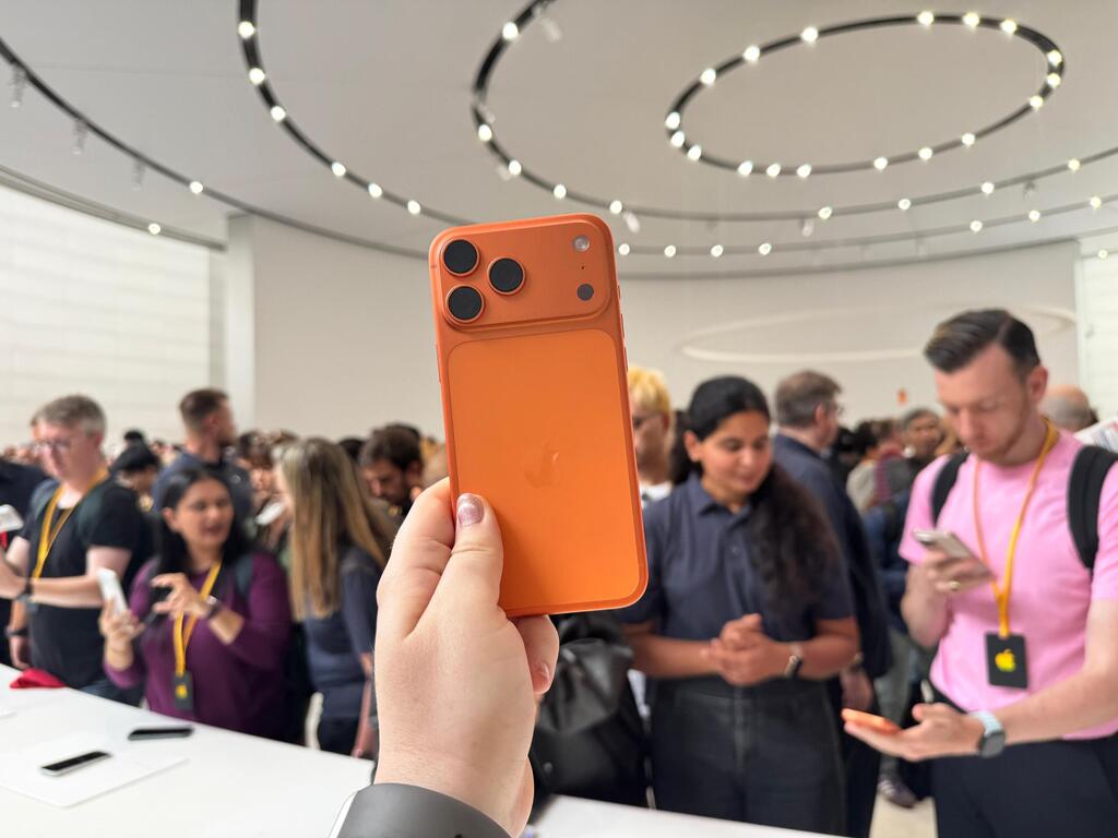 iPhone 17 Pro Max; the Pro models, on the other hand, are breaking sales records (Photo: Daniela Ginzburg)  אייפון 17 פרו מקס