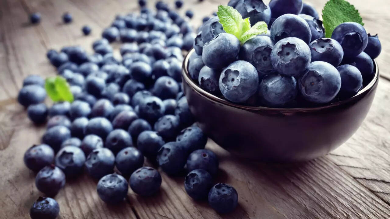 Blueberries are packed with antioxidants, especially vitamin C and anthocyanins, which help fight free radicals and support collagen production, both essential for healthy, glowing skin. Their anti-inflammatory properties can also reduce redness and puffiness, while their high water content keeps the skin hydrated from within. Regularly including blueberries in your diet may help brighten your complexion, protect against premature aging, and promote an even skin tone naturally. Blueberries: Tiny antioxidants, big retinal benefits