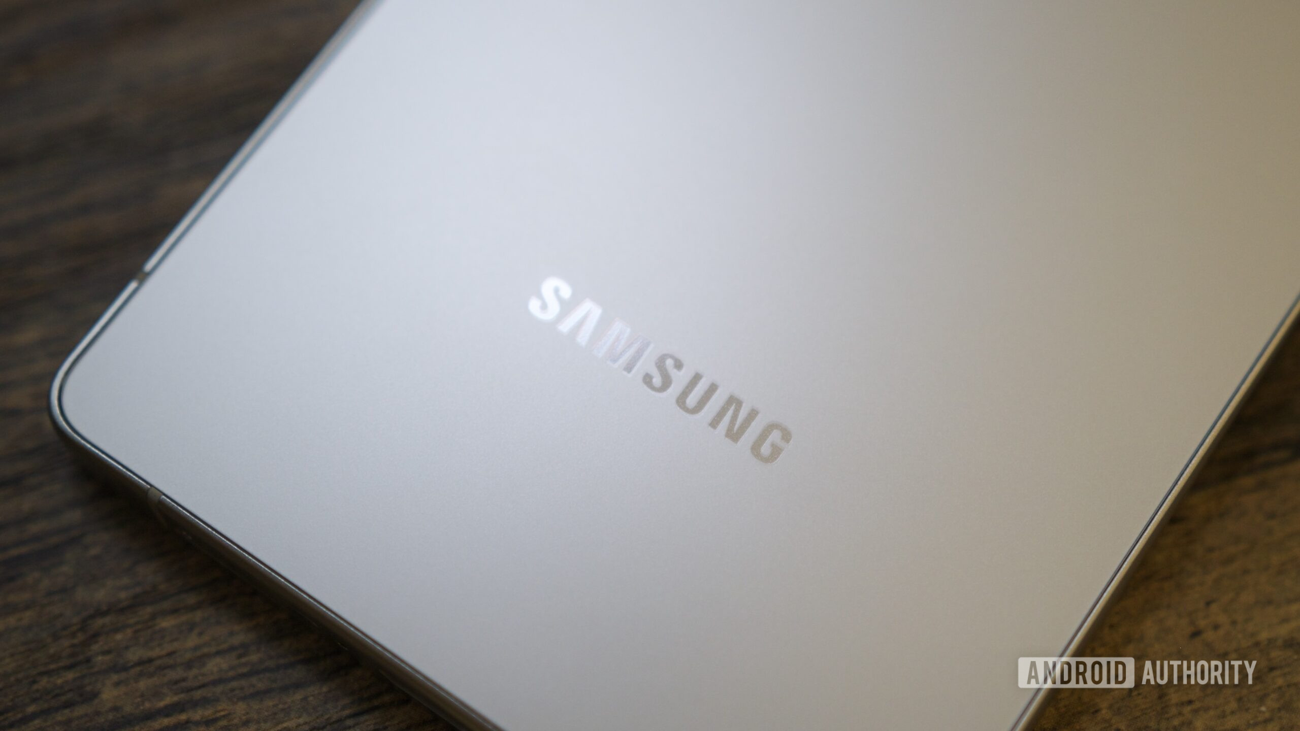 samsung logo galaxy s25 ultra close up Samsung logo on the back of the Galaxy S25 Ultra.