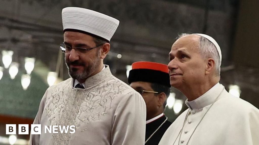  Pope Leo visits Istanbul’s Blue Mosque