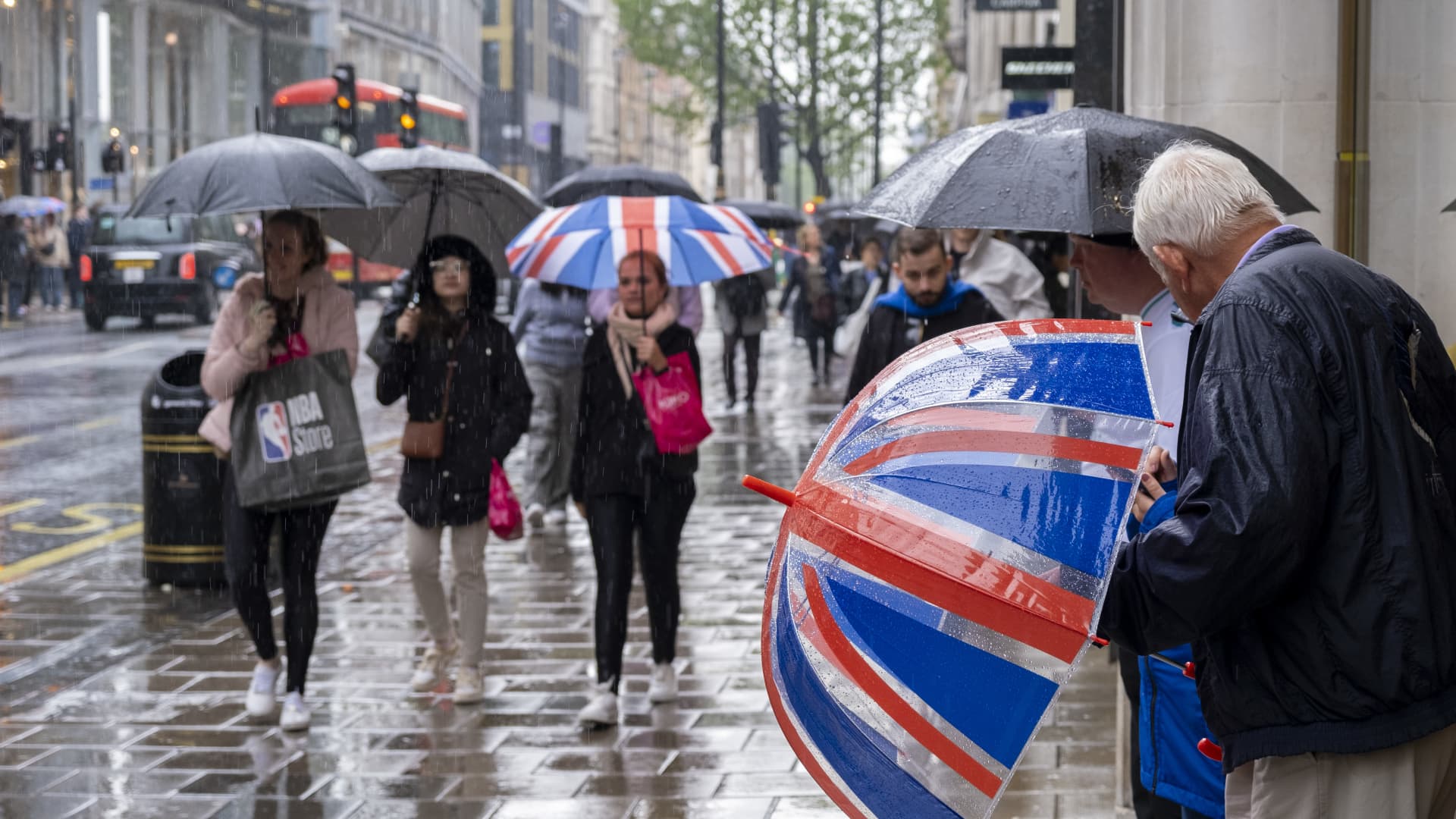  UK economy barely grows in the third quarter, missing forecasts ahead of crucial budget