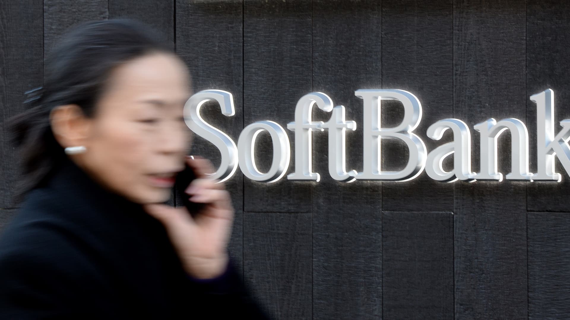  SoftBank wipes out about $32 billion in market cap as Asian AI stocks slide on valuation jitters