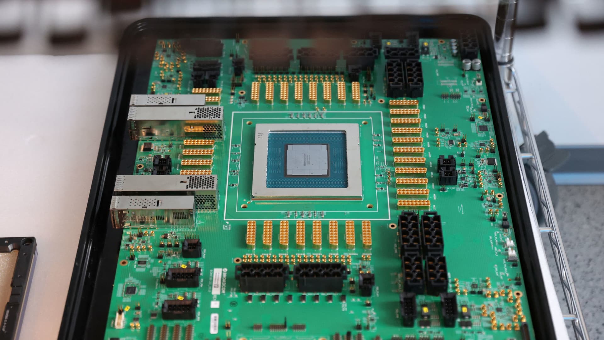  Broadcom is joining Alphabet in the AI rally. Why investors are jumping in