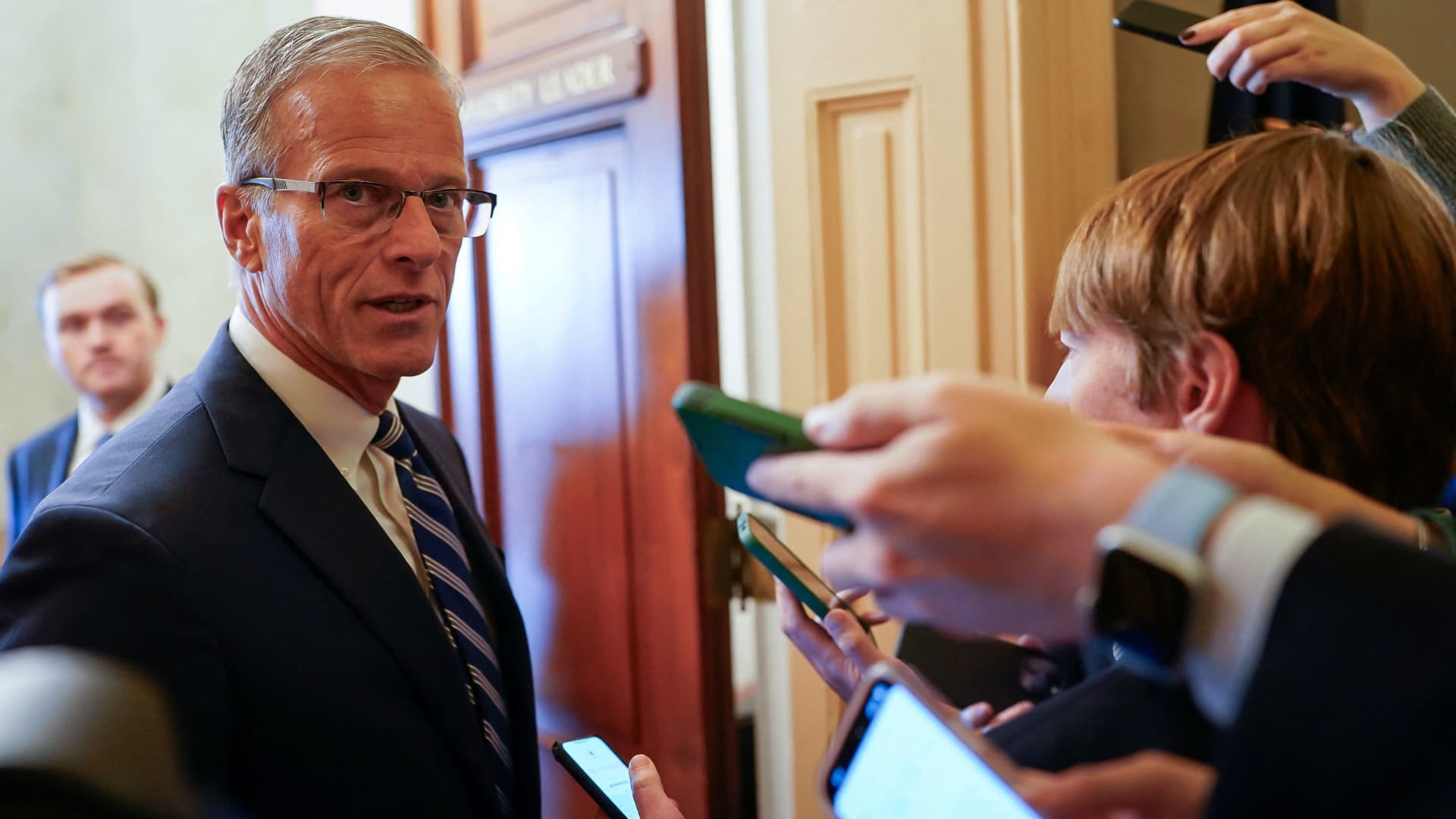  Thune promising talks government shutdown