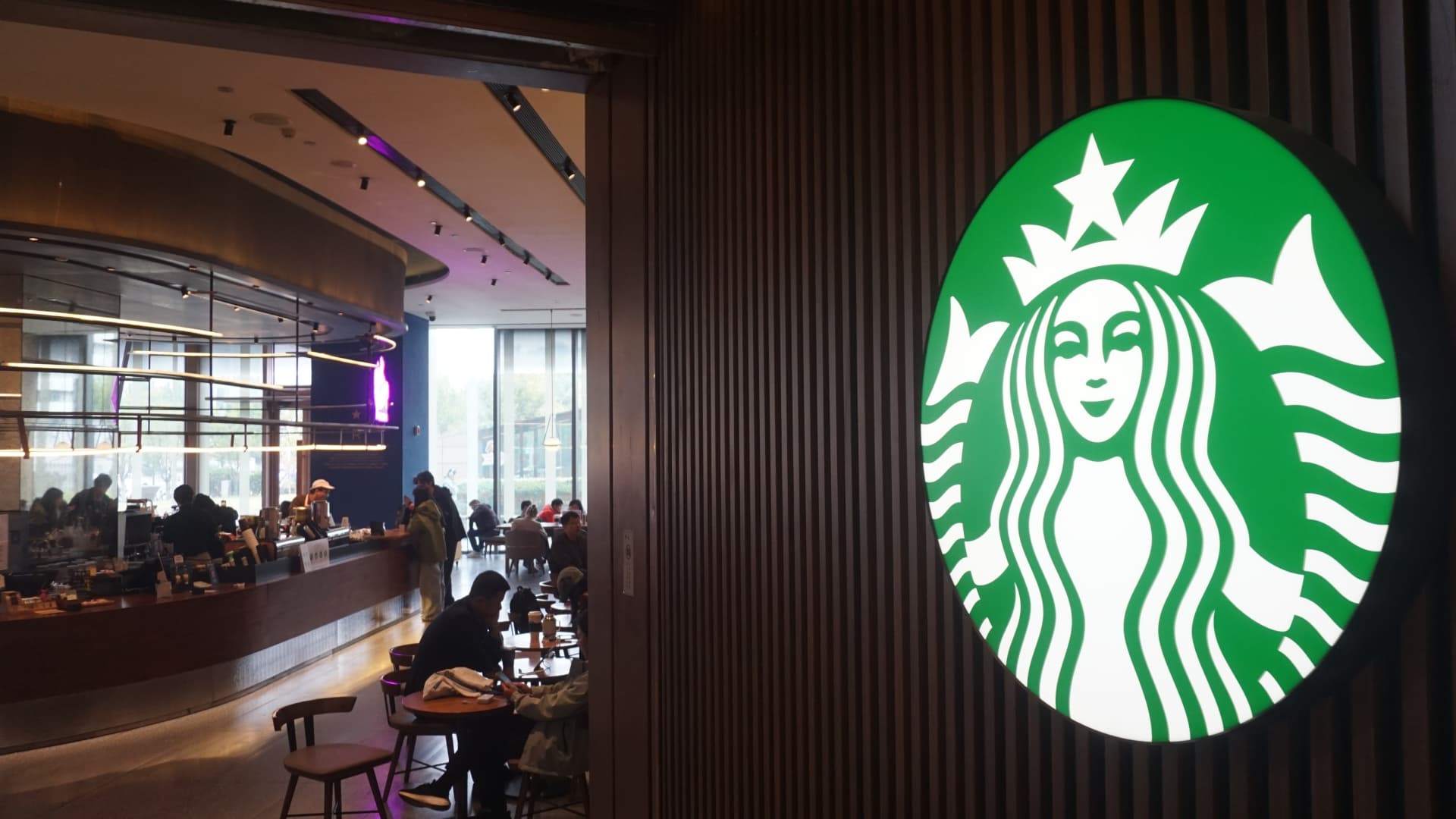 Starbucks to form joint venture to run China business