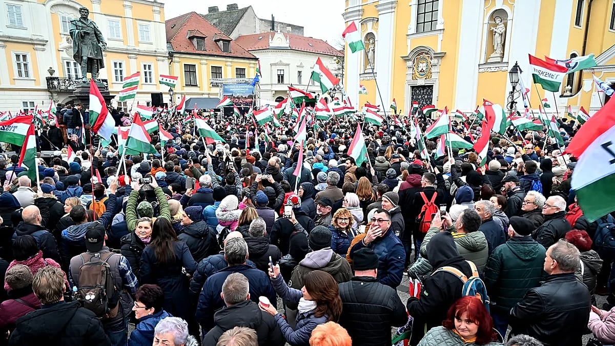  Orbán and opposition rival stage rallies in Gyor as Hungary gears up for next year’s elections