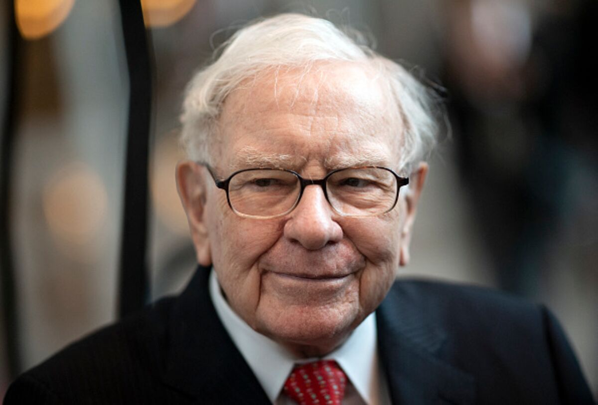  Buffett’s Berkshire Cash Hits Record $382 Billion, Earnings Soar