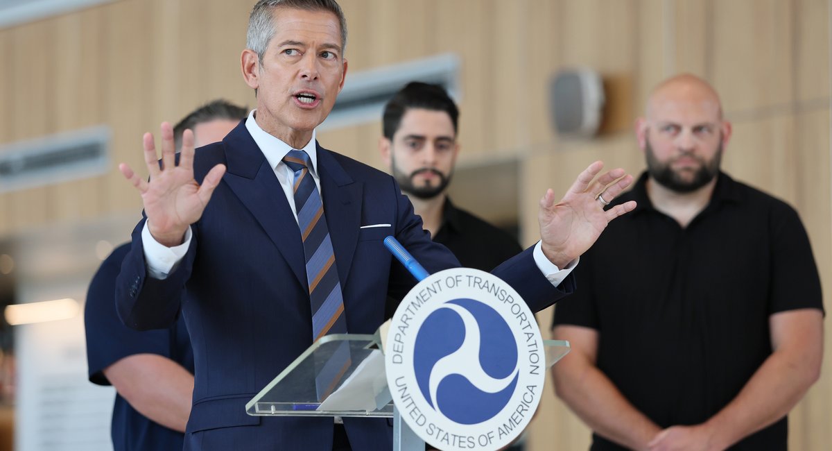  United: Arriving flight at LaGuardia grazed parked plane, worsening Friday delays