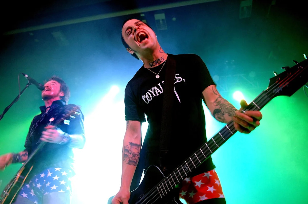  Legendary 90s rock band star dies of brain cancer on his 47th birthday