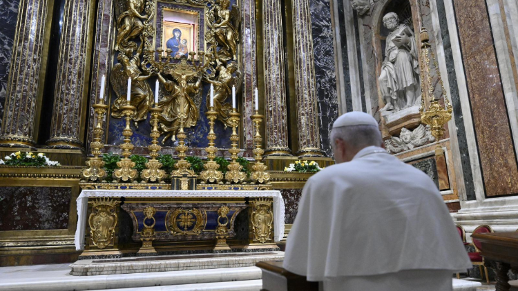 Pope Leo prays in front of the image of Salus Populi Romani