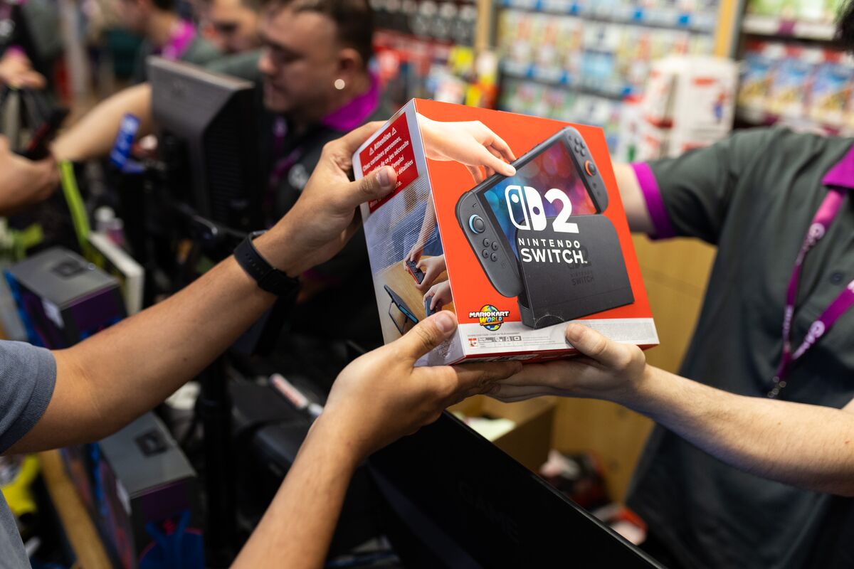  Nintendo Shares Surge After Outlook Hike for ‘Historic’ Switch 2