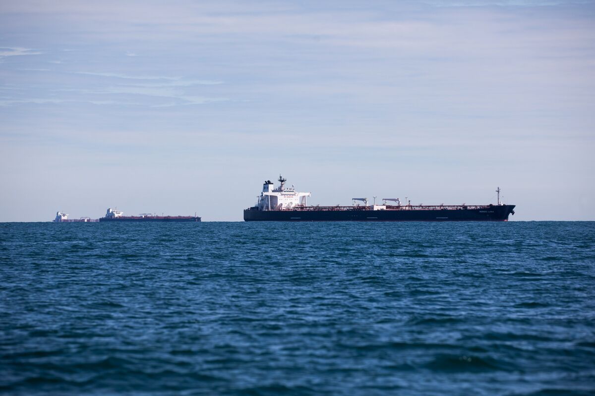  Russia’s Crude Deliveries Plunge as US Sanctions Begin to Bite