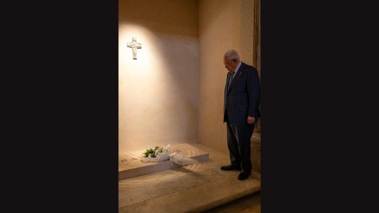 President Abbas visits Pope Francis' tomb