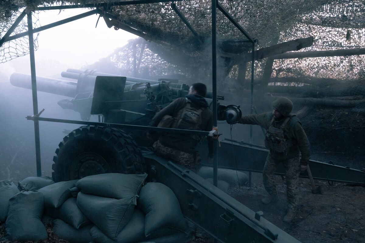  Ukraine Digs In to Try to Halt Biggest Russian Win in Two Years