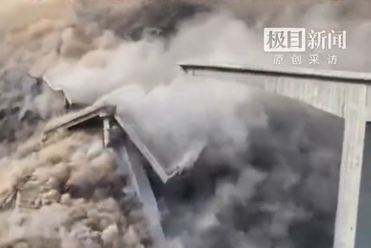  New Bridge in Southwestern China Dramatically Collapses