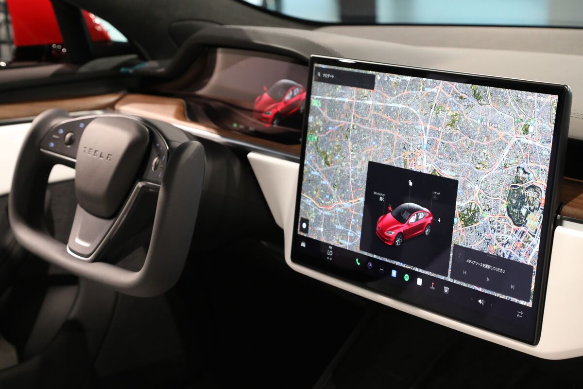  Tesla Is Working to Add Apple CarPlay in Bid to Boost Vehicle Sales (TSLA, AAPL)
