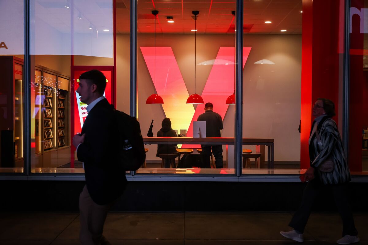  Verizon Eyes Up to 20,000 Layoffs as New CEO Takes Charge