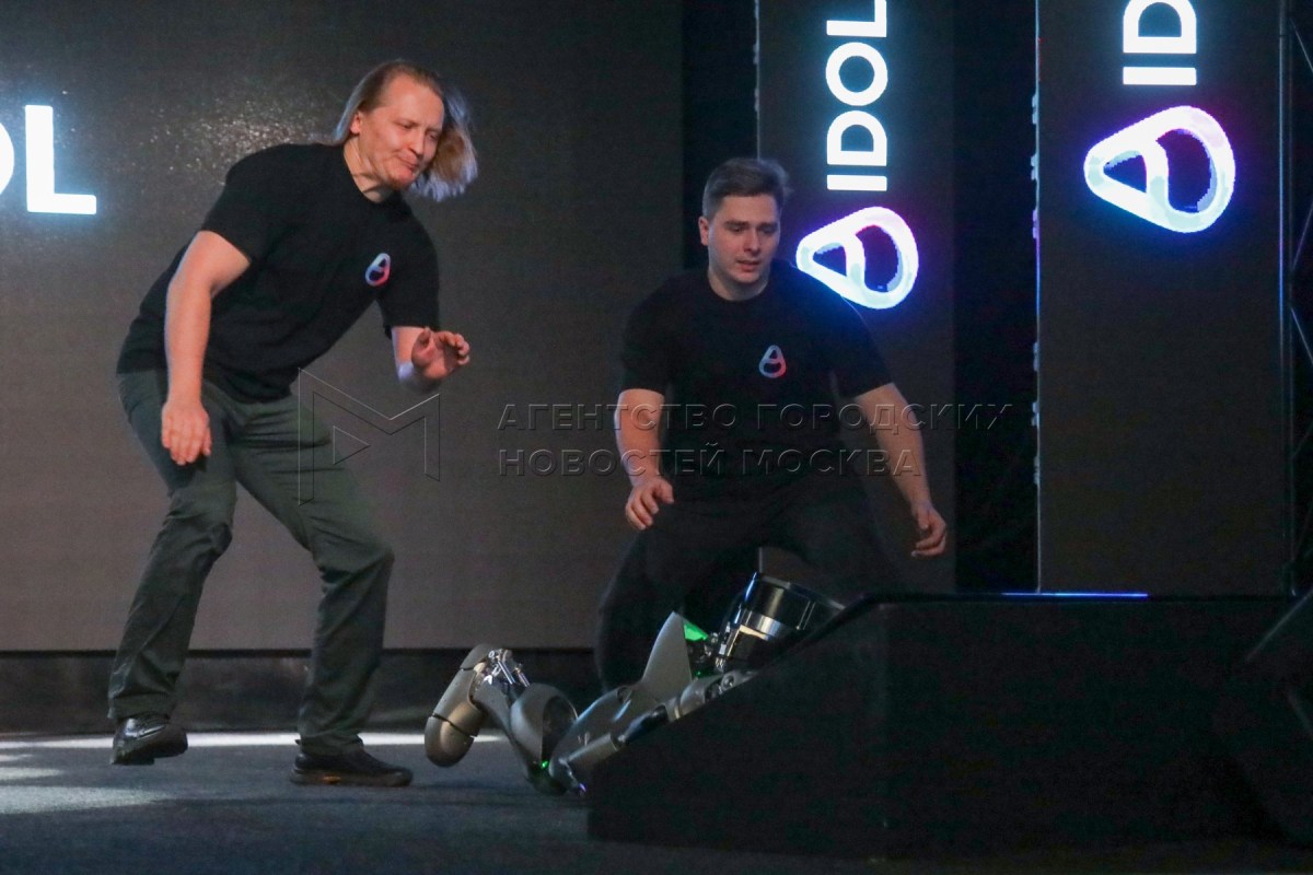  Russia “human” robot falls on stage during debut