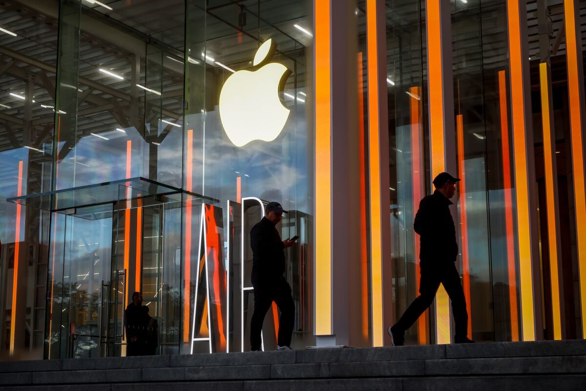  Apple (AAPL) Cuts Jobs Across Its Sales Organization in Rare Layoff