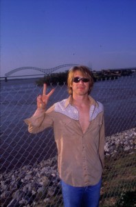 (MANDATORY CREDIT Ebet Roberts/Getty Images) American singer Todd Snider in a posed portrait in view of the Arrigoni Bridge, 1996. (Photo by Ebet Roberts/Redferns/Getty Images)