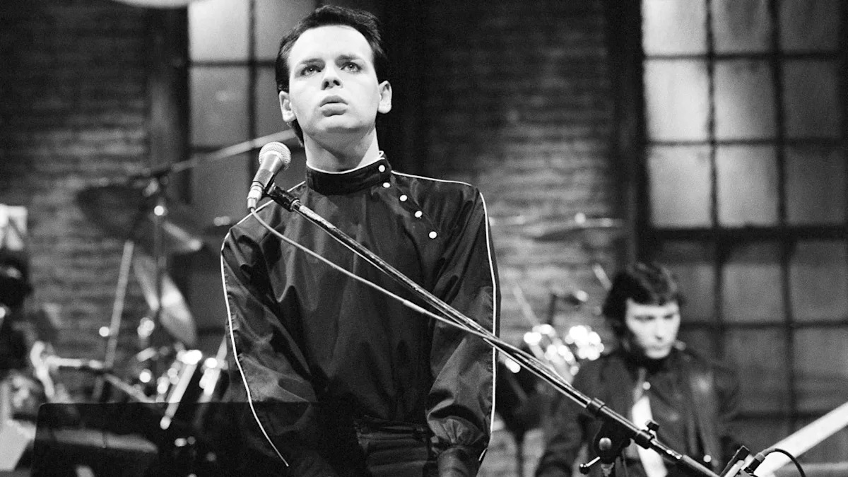  Music Legend, 67, Breaks Down on Stage After Learning His Brother Had Died