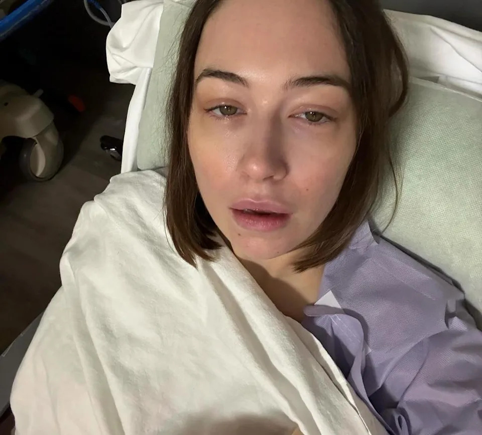 Elsie Hewitt takes a selfie in the hospital. Elsie Hewitt/Instagram