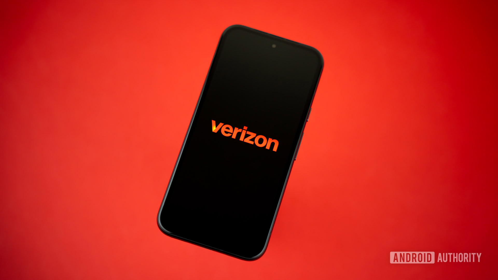 2024 Verizon logo on smartpohone Stock photo (2)