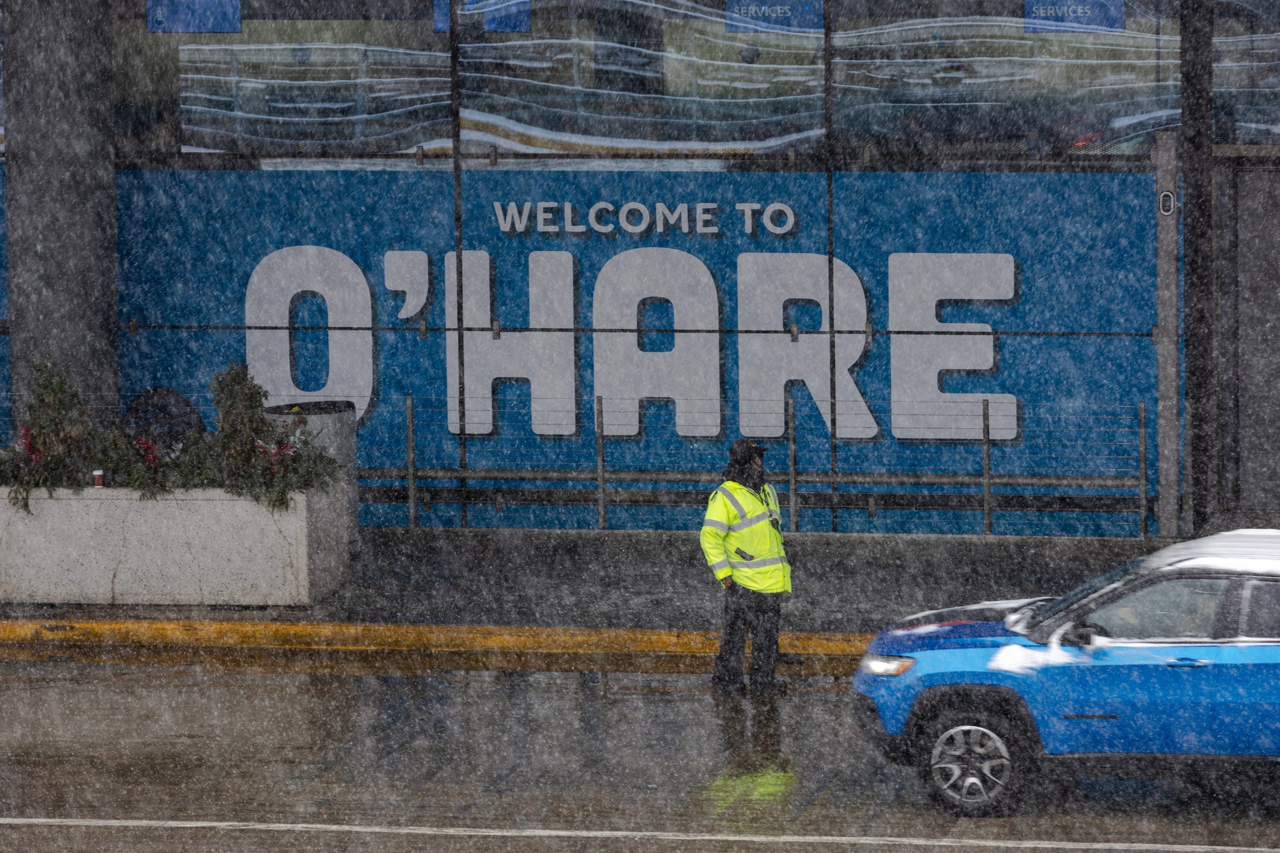  Post-Thanksgiving storm: Airlines ax 2,500 flights, roll out waivers