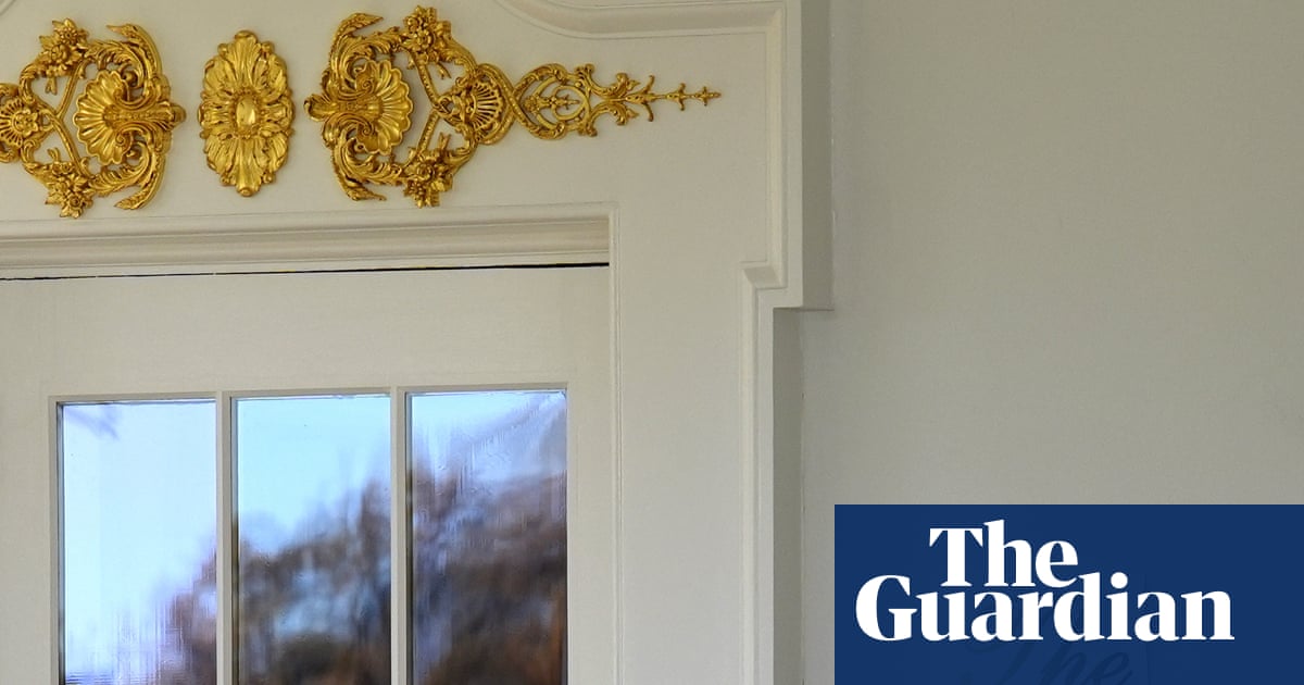  Trump’s gold sign outside Oval Office prompts backlash | Donald Trump