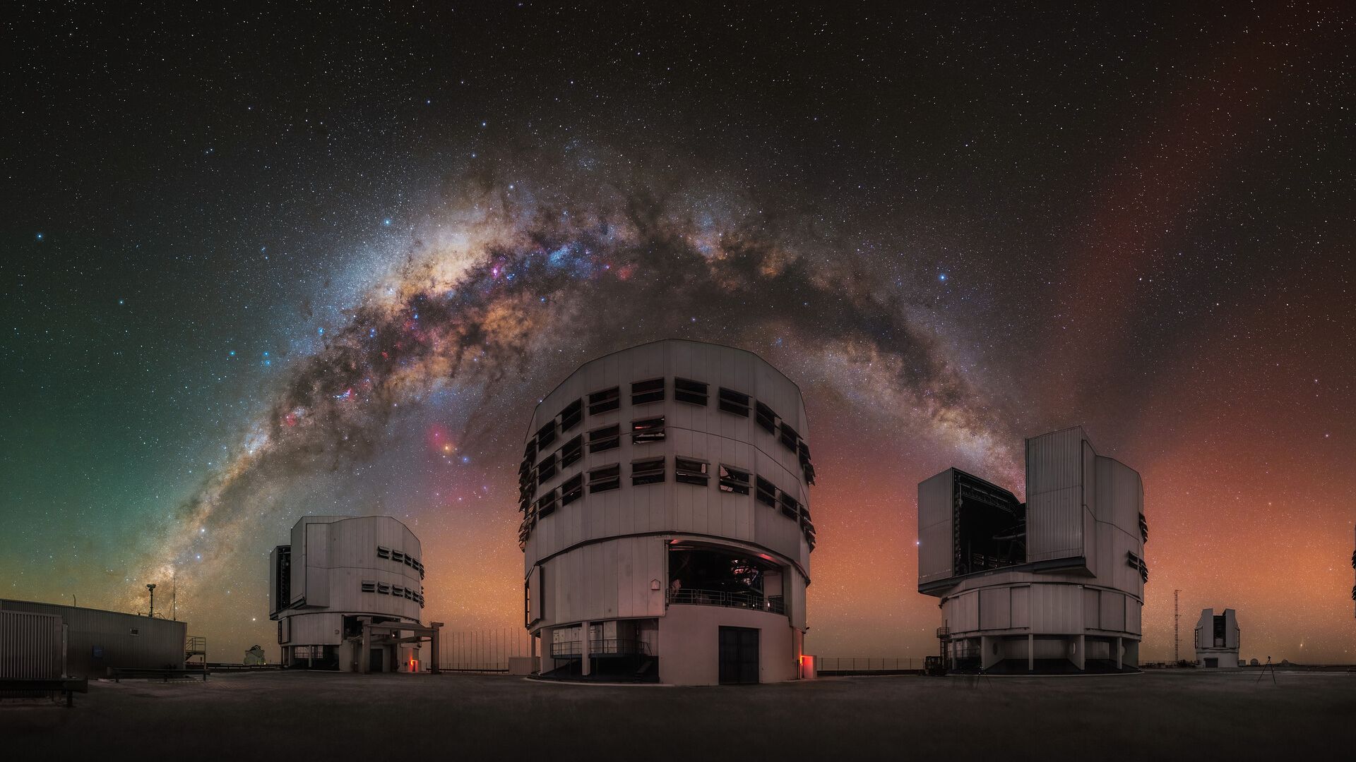  The Milky Way arcs over the Very Large Telescope photo of the day for Nov. 5, 2025