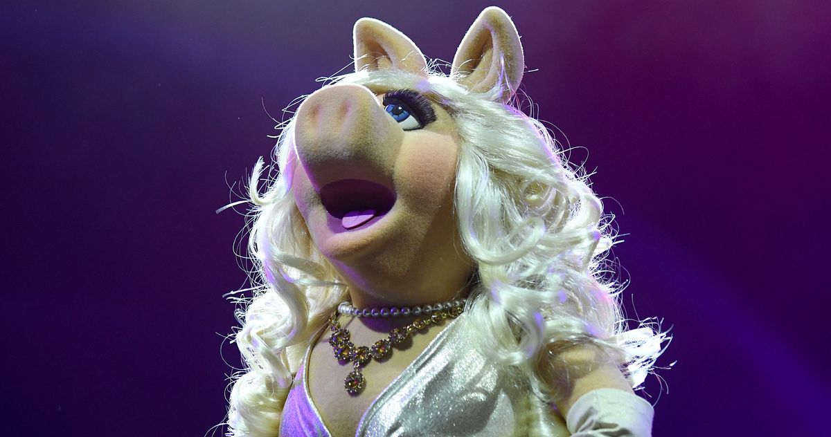  Sabrina Carpenter Arrests Miss Piggy on Short n’ Sweet Tour