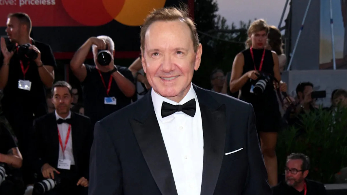  Kevin Spacey Reveals He’s Currently Homeless Seven Years After Sexual Assault Scandal