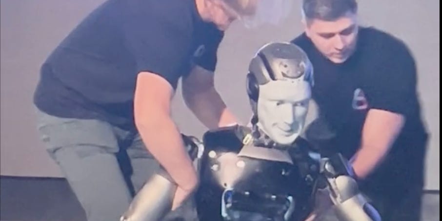  Russia’s AIDOL Humanoid Robot Face-Plants During Its Public Debut