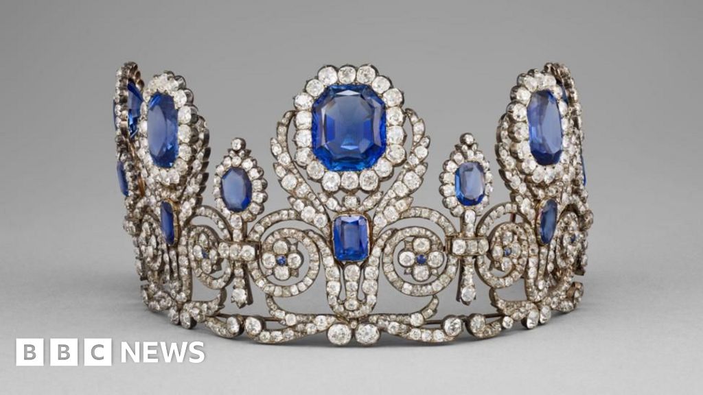  Woman charged over Louvre jewellery heist