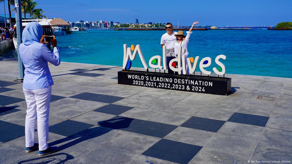  Maldives’ generational ban on smoking goes into effect – DW – 11/01/2025