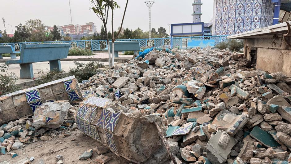  Afghanistan’s historic Blue Mosque damaged by earthquake – DW – 11/03/2025