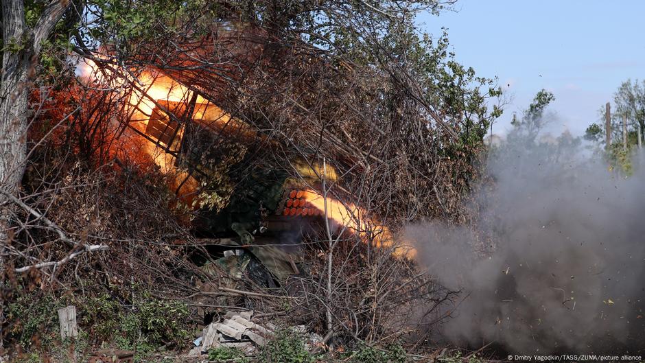  Ukraine’s Zelenskyy visits troops near threatened Pokrovsk – DW – 11/04/2025