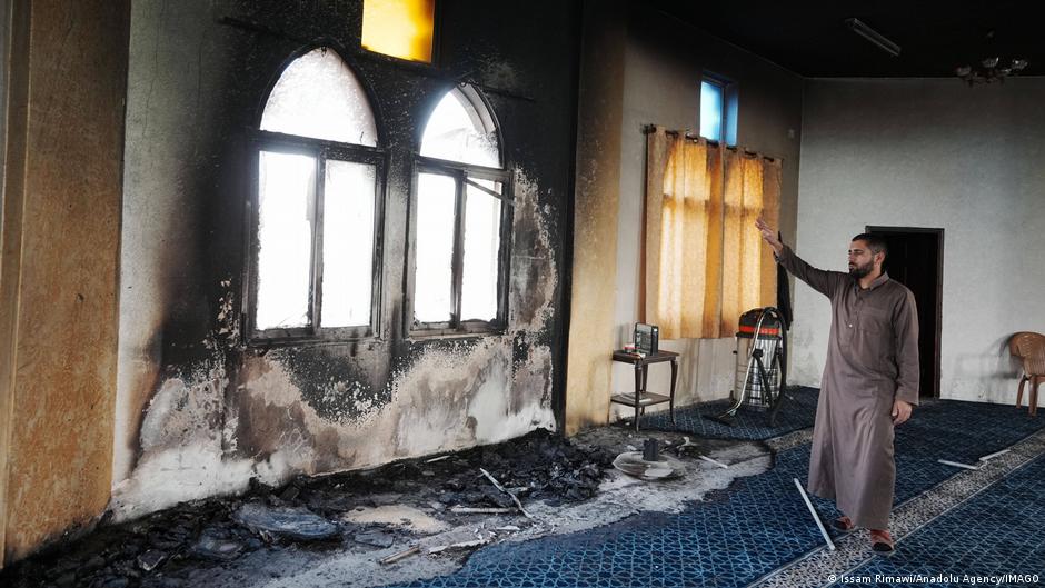  Israeli settlers set fire to West Bank mosque – DW – 11/13/2025