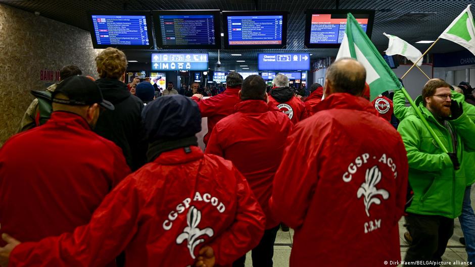  Belgium faces nationwide disruption as unions strike – DW – 11/24/2025
