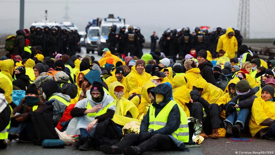  Rallies against new far-right AfD youth group – DW – 11/29/2025