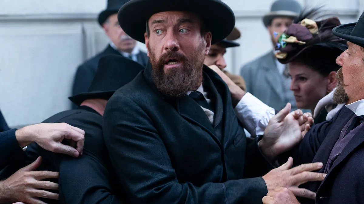  Matthew Macfadyen leads not-to-be missed ‘Death by Lightning’ (review)