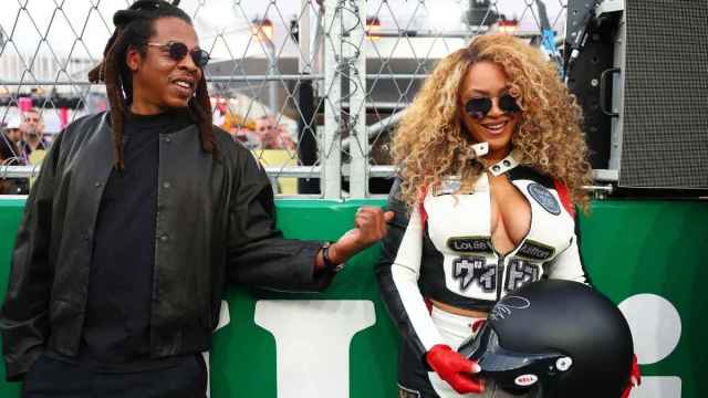  Beyonce’s Unzipped Top Takes Center Stage in F1 Photos