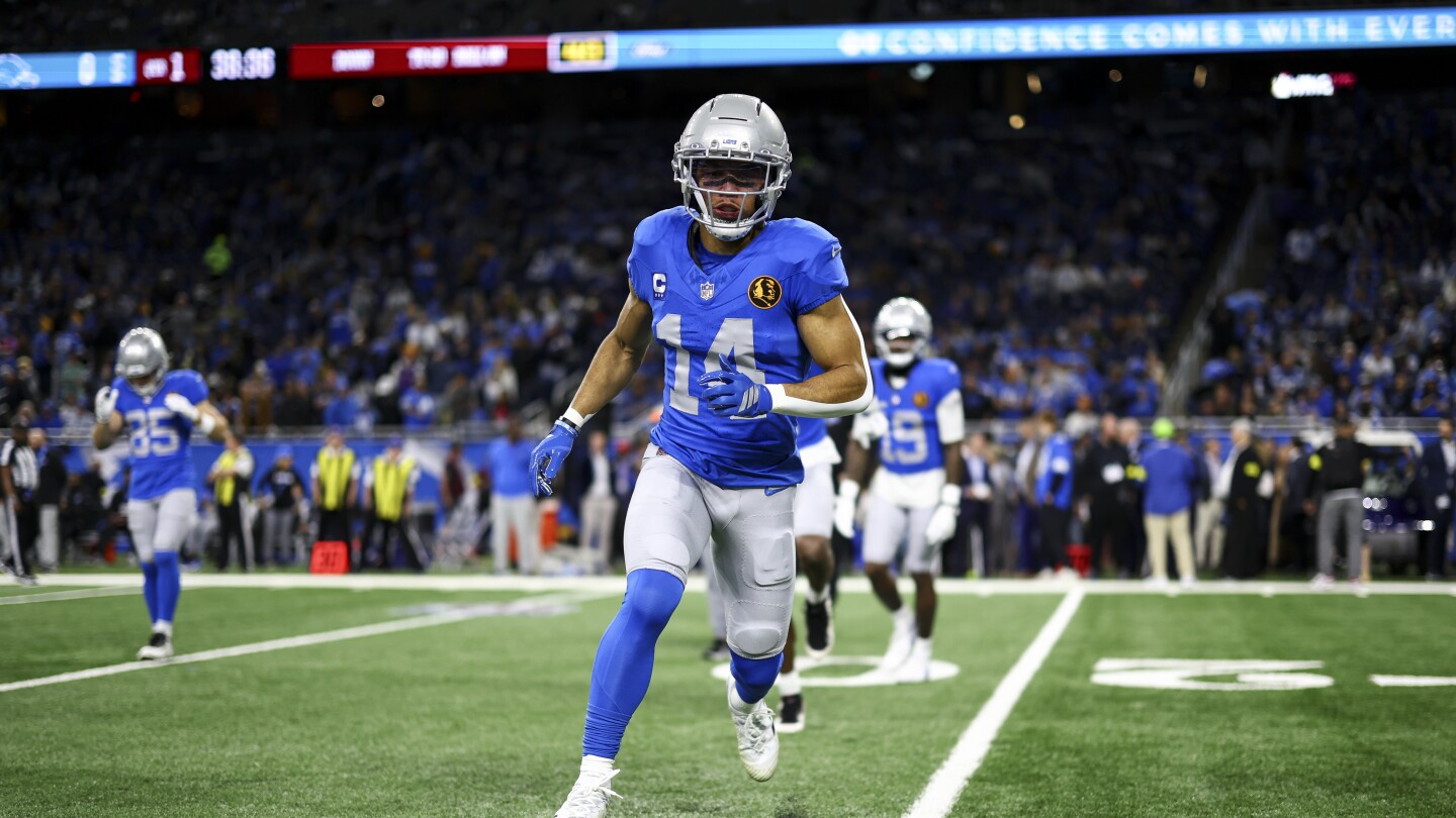  Amon-Ra St. Brown goes to locker room after ankle injury