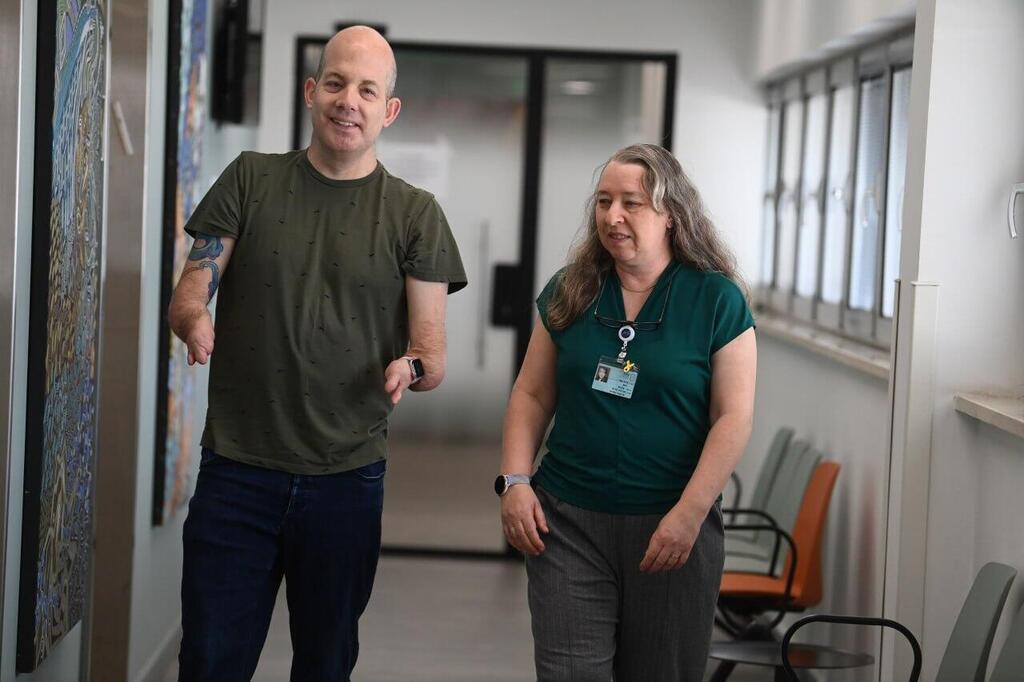 יואב רוקח פן עבר ניתוח השתלת קוצבים עצביים שמסייעים בהפחתת כאב כרוני על ידי ד"ר רות גור במרכז הרפואי שיבא